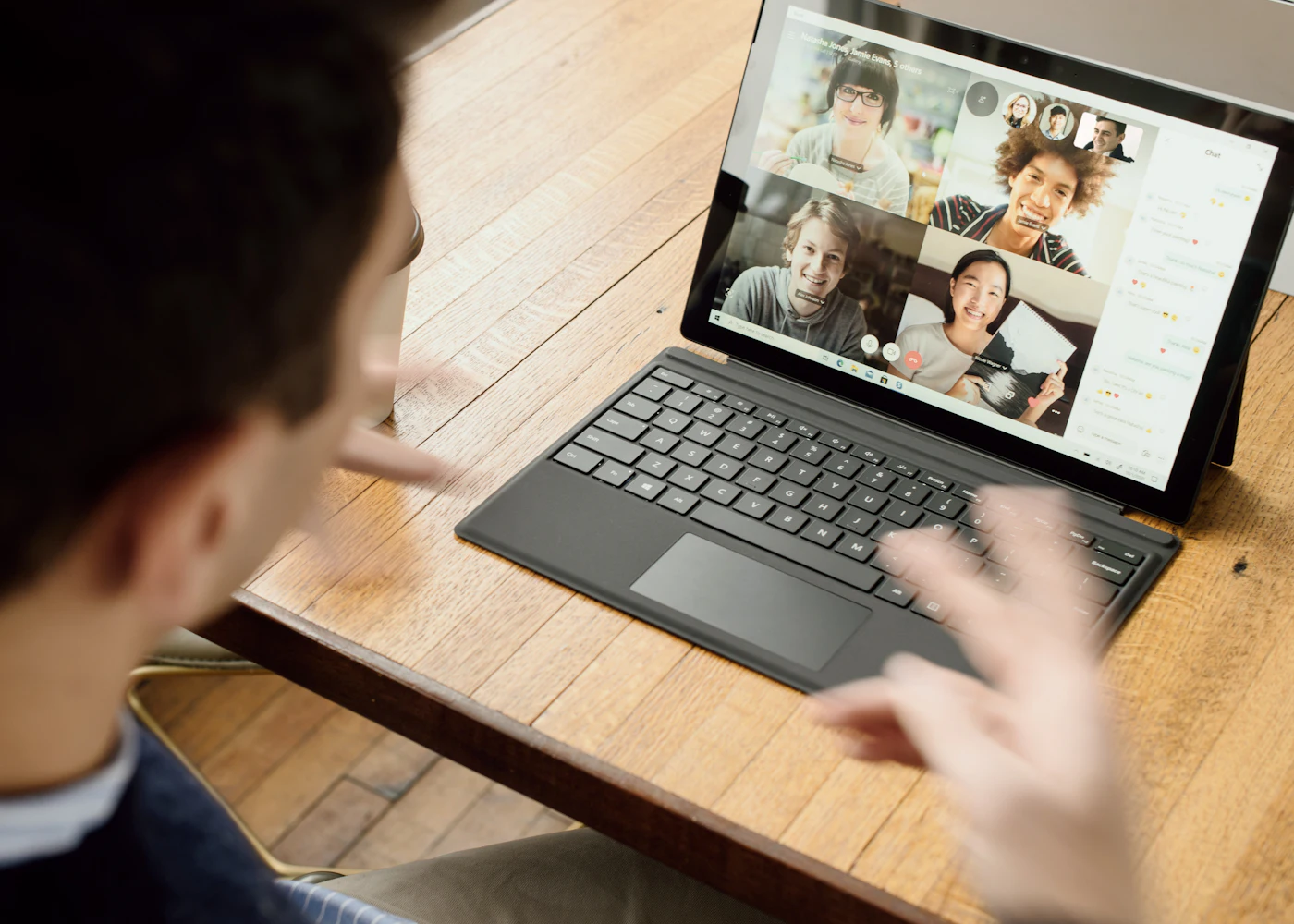 A student in a live online class with classmates on screen